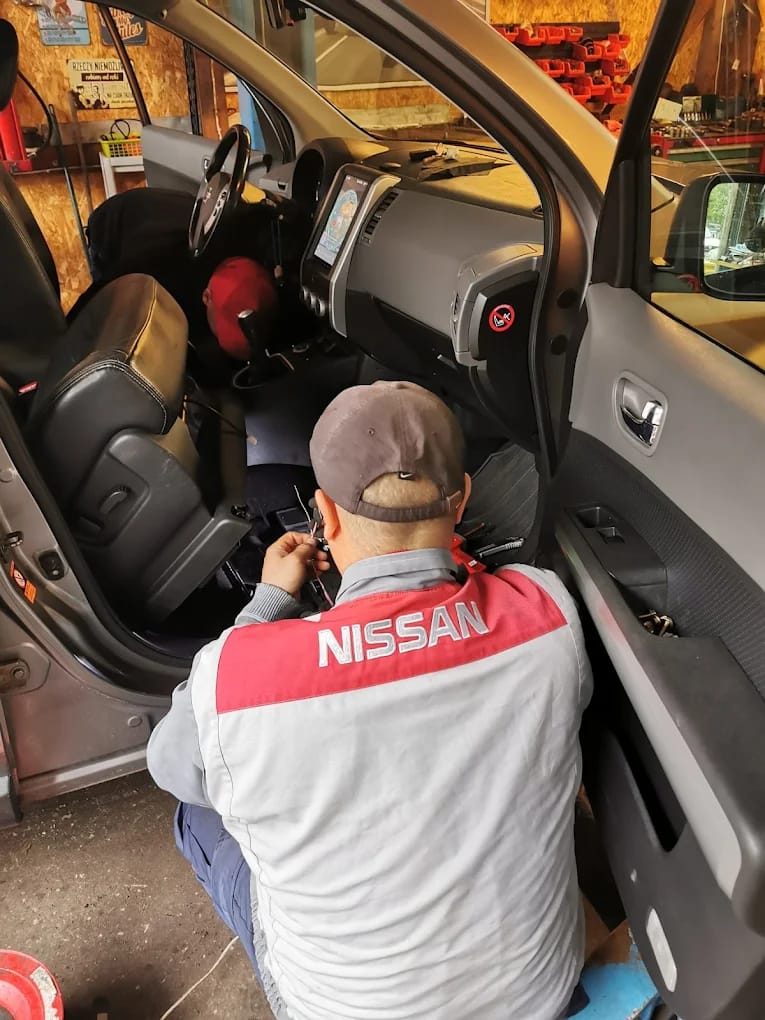 Mechanik Nissanowo podczas naprawy samochodu Nissan w warsztacie